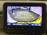 【リアカメラ】後方の距離感や障害物を、モニター越しにそっと教えてくれる機能です。見えにくい場所を確認できる安心感が、落ち着いたハンドル操作を支えます。