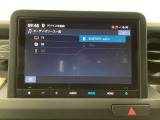 HondaCONNECT対応の便利なナビディスプレー。お持ちのスマートフォンと連携して、ナビやBluetoothでの音楽再生が可能です。デザインはもちろん、操作性も良好です。