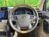 インテリアに合わせたデザインのステアリングは、運転される方のことも考え、運転しやすい形状、大きさです。是非一度、実際に触ってお確かめください。