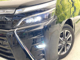 【LEDヘッドライト】悪天候や夜間走行時も良好な視界を確保し安心して運転できる高輝度LEDヘッドライトを装備!点灯速度が早く、消費電力も抑えられています。