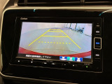 リバースギアに入れるだけで後方の表示へ切り替わります。夜間や雨の日の駐車も楽になりますよ。
