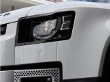 LEDシグネイチャーライト付きデジタルLEDヘッドライトが装着されて夜間走行が楽に運転が出来ます。