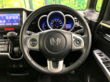 【純正革巻きステアリング】上質な革を使用することで、手にしっかり馴染みとても運転しやすいハンドルです♪
