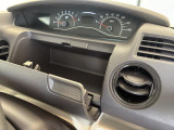 運転席インパネアッパーボックスは小物の収納に便利です。