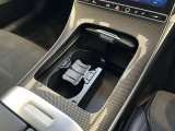 メルセデス・ベンツのボディ構造には衝撃吸収スペースをわざと確保することで万が一ぶつかった際の衝撃を瞬時に逃がします。さらにその中には頑丈なフレームがあり車内に危険物が侵入しない構造になっております。
