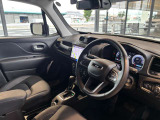 ステアリングを握ればJeepワールドが目の前に広がります。