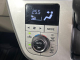 【オートエアコン】一度お好みの温度に設定すれば、車内の温度を検知し風量や温度を自動で調整。暑い&hellip;寒い&hellip;と何度もスイッチ操作をする必要はありません。快適な車内空間には必須の機能ですね♪