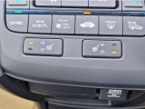 運転席&助手席にはシートヒーターが付いてます。寒い冬でもスイッチONで座面をあたたかくして、ドライブをさらに快適にしてくれます。シフトまわりにあるスイッチでHIとLOの2段階に温度設定が可能です。