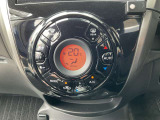 オートエアコンは、温度や風量を自動で調整してくれるため、運転に集中でき、疲労軽減にもつながります。また、車内の温度を一定に保つことで、結露やカビの発生を防ぐ効果もあります。