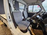 運転席は視認性や操作性を重視したつくりで、どなたでも扱いやすく快適にお乗りいただけます。清掃を行い、安心してご覧いただける状態で展示しております。