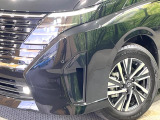 【LEDヘッドライト】悪天候や夜間走行時も良好な視界を確保し安心して運転できる高輝度LEDヘッドライトを装備!点灯速度が早く、消費電力も抑えられています。