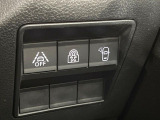 ●レーンキーピングアシスト:走行車線の逸脱を教えてくれる機能。走行時に、クルマが車線から外れていることをカメラが検知すると、ステアリングを微振動させてドライバーに警告します。
