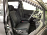 フロント広々、セパレートシートの運転席は、ハイトアジャスターが付いているので、快適にドライブができます。ハンドルはテレスコピック機能で、ハンドル位置を上・下・手前・奥に調節できます。