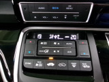 オートエアコンは左右席で独立温度コントロールが可能です。運転席はキンキンに冷やして助手席はマイルドにと言った設定が可能です。暑さ寒さでケンカすることもなくなりますね。
