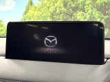 【10.25インチマツダコネクト】車内の雰囲気にマッチした大型ディスプレイ。スマホ接続でのナビ使用やBluetooth再生等、様々な機能が楽しめます。直感的なダイヤル操作が可能で、使い勝手も良好です。