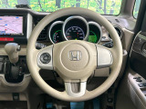 インテリアに合わせたデザインのステアリングは、運転される方のことも考え、運転しやすい形状、大きさです。是非一度、実際に触ってお確かめください。