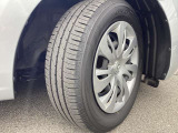 純正15インチフルホイールキャップでスタイルバッチリ!185/65R15タイヤです