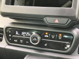 【オートエアコン】一度お好みの温度に設定すれば、車内の温度を検知し風量や温度を自動で調整。暑い&hellip;寒い&hellip;と何度もスイッチ操作をする必要はありません。快適な車内空間には必須の機能ですね♪
