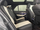 メルセデスのシートは少し硬めになっております。長時間の運転の際、適度な反発があることでお尻や腰の負担を減らす効果が御座います。