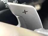 【パドルシフト】ハンドルから手を離さずに素早くシフトアップ&ダウンができるので、エンジンブレーキを使う下り坂や高速道路の合流で加速したい場面で役立ちます。