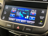 【左右独立型フルオートエアコン】運転席と助手席でそれぞれお好みの温度に設定可能。同乗者にも配慮した、快適な空調をお届け致します。
