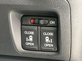【両側パワースライドドア】スマートキーや運転席のスイッチで後席両側スライドドアの開閉が可能♪電動だから力を入れてドアを開ける必要が無く、小さなお子様でも簡単に開け閉めでき快適です♪