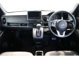 操作性に優れた運転席となります!小物入れや各ボタンの配置にこだわり、使いやすいです!座り心地もよく視認性も良好なのでロングドライブもお任せ下さい!