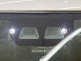 【スマートアシスト】走行中に前方の車両等を認識し、衝突しそうな時は警報とブレーキで衝突回避と被害軽減をアシスト。より安全にドライブをお楽しみいただけます。