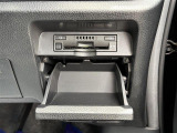 【ETC】有料道路を利用する際に料金所で停止することなく通過できる、ETC車載器(ノンストップ自動料金収受システム機器)が装備されています。セットアップを行うことで利用可能になります。