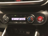 オートエアコンです。運転席から操作しやすいよう、使用頻度の高いスイッチを運転席側にレイアウトしています。