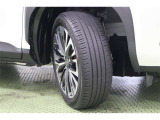 タイヤサイズはハイスペックな215/50R18。