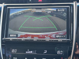 【バックモニター】後方の障害物や歩行者を確認できるバックモニター。狭い駐車場や混雑した場所でも安心して車を操作できます。