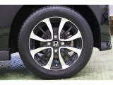 スポーティで、お洒落なデザインの純正アルミホイールを装着しています。足元を引き締めてくれ、しっかりした走りも楽しめますよ。