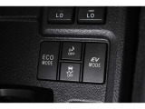 3つの走行モードがあります。『EVモード』はモーターのみで走行しガソリンを消費しないハイブリッド車ならではの環境にも優しい走行です。