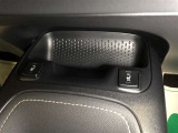 運転席・助手席にはシートヒーターが設置されています。寒い冬はもちろん、夏の冷房中に冷えやすい下肢を温めてくれます。HI-LOの切り替えも可能です。