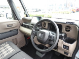 ★運転席まわり★大きなフロントガラスで見晴らしよく運転しやす設計と、広くてゆとりのある運転席。楽な姿勢で座ることが出来るので長時間の運転でも疲れにくいですし体もぶれにくく工夫されています。