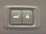 【パワーバックドア】スマートキーや運転席のボタンを押すだけでリアゲートが自動で開閉します!荷物を持っている時や、高い位置にあるバックドアを閉める際に便利な機能です♪