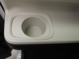 【据え置きカップホルダー】エアコン吹き出し口下部に設置されていますので使いやすさバッチリ!助手席から手の届くちょうどの位置です!