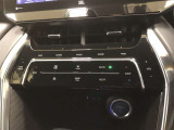 【左右独立温度コントロールフルオートエアコン】ハイブリッド車は、ドア開閉、着座有無、バックル着脱、助手席側スイッチ操作により、人が乗っていない席を判断、空調を抑制する制御を採用しています。
