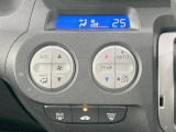 【オートエアコン】一度お好みの温度に設定すれば、車内の温度を検知し風量や温度を自動で調整。暑い&hellip;寒い&hellip;と何度もスイッチ操作をする必要はありません。快適な車内空間には必須の機能ですね♪