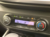 【オートエアコン】一度お好みの温度に設定すれば、車内の温度を検知し風量や温度を自動で調整。暑い&hellip;寒い&hellip;と何度もスイッチ操作をする必要はありません。快適な車内空間には必須の機能ですね♪