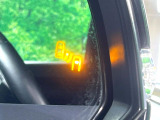 【ブラインドスポットモニター】走行中、ドアミラーの死角になりやすい箇所に後続車が接近するとサイドミラーのレンズに警告を表示!ドライバーに注意喚起をしてくれます。