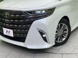 【三眼LEDヘッドライト】スタイリッシュな見た目の三眼LEDヘッドライトを装備♪スタイルだけでなく、夜間の走行も視界良好で安心してお乗りいただけます。