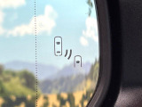 【ブラインドスポットモニター】走行中、ドアミラーの死角になりやすい箇所に後続車が接近するとサイドミラーのレンズに警告を表示!ドライバーに注意喚起をしてくれます。