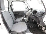 足元スペースにはゆとりがあり、アクセルやブレーキなどのペダル操作もスムーズ。長時間の運転や日々のお仕事にも配慮された快適な運転環境です。