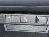 充電用USB端子付き。スマートフォンなどの充電に便利です。