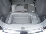 汚れた荷物も気にせず載せられる、荷室下の収納スペース。