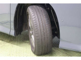 タイヤサイズ 205/60R16。 ダークグレーメタリック塗装で精悍な純正アルミホイールを装着しています。足元を引き締めてくれ、しっかりした走りも楽しめます。
