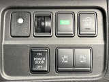 【両側パワースライドドア】スマートキーや運転席のスイッチで後席両側スライドドアの開閉が可能♪電動だから力を入れてドアを開ける必要が無く、小さなお子様でも簡単に開け閉めでき快適です♪