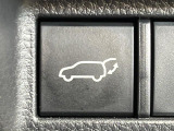 【パワーバックドア】スマートキーや運転席のボタンを押すだけでリアゲートが自動で開閉します!荷物を持っている時や、高い位置にあるバックドアを閉める際に便利な機能です♪